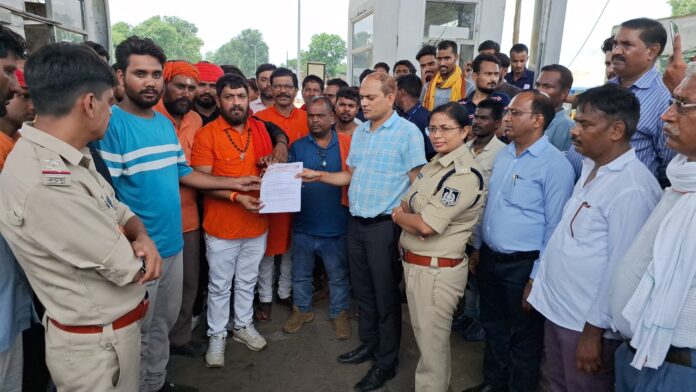 सीधी सोनवर्षा टॉलप्लाजा में हो रही गुंडावसूली के खिलाफ शिवसेना का उग्र प्रदर्शन