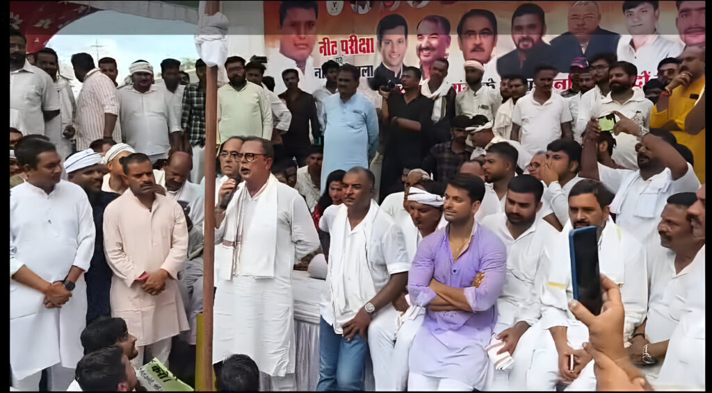 विधायक अजय सिंह राहुल भैया लोगो को सम्बोधित करते हुए