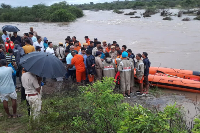 तेज बहाव में उफनती नदी पार करते हुए बहा युवक एसडीआरएफ की टीम ने संकट मोचक बन पहुंची ऐसे किया गया रेस्क्यू
