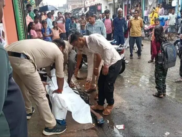 मध्य प्रदेश के सीधी जिले के मझौली कस्बे में एक दुखद घटना घटित हुई, जहां एक व्यक्ति की अचानक मौत हो गई।