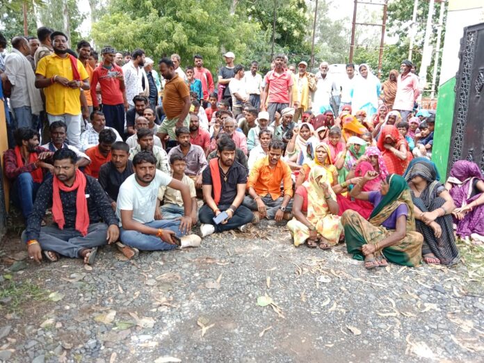 ललितपुर-सिंगरौली रेल लाइन से प्रभावित पीड़ित किसान और मजदूरों ने आज शिवसेना के नेतृत्व में एक बार फिर रेल मंत्री अश्विनी वैष्णव का पुतला दहन कर विरोध प्रदर्शन किया। इस प्रदर्शन के तहत जनसुनवाई के बाद जिला पंचायत मुख्य द्वार को घेर लिया गया और कलेक्टर के नाम एक पत्र सौंपा गया।