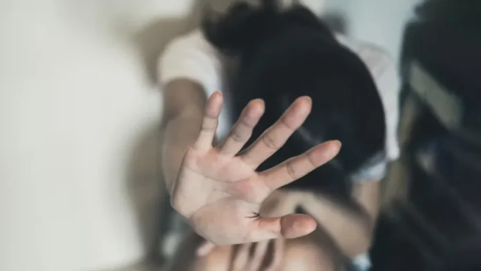 गाजियाबाद में सड़क किनारे बैठी महिला ने रेप के आरोप लगाए, पुलिस ने कहा— मामला मानसिक स्थिति से जुड़ा