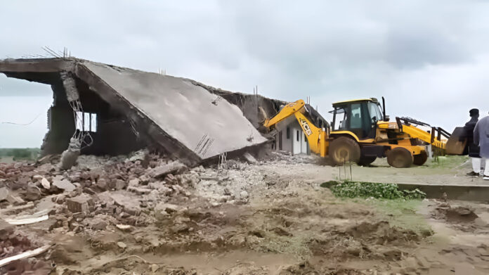 मध्य प्रदेश: मदरसे पर चला मोहन सरकार का बुलडोजर ,वन विभाग की जमीन पर था अवैध कब्जा