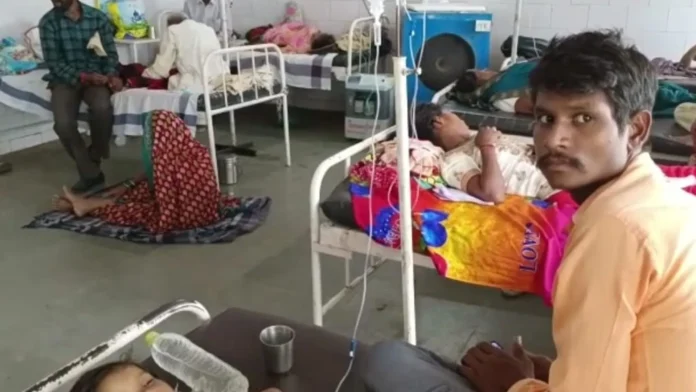 रायसेन जिले की सिलवानी तहसील के तिनघरा गांव में हैजा का प्रकोप फैलने से पांच लोगों की मौत हो गई है, जिसमें एक ही परिवार के तीन सदस्य शामिल हैं। इस भयावह स्थिति में अब तक 80 लोग बीमार हो चुके हैं। जैसे ही स्थिति की गंभीरता का पता चला, स्वास्थ्य विभाग ने तुरंत कार्रवाई की और सीएमएचओ (मुख्य चिकित्सा एवं स्वास्थ्य अधिकारी) की टीम मौके पर पहुंच गई।