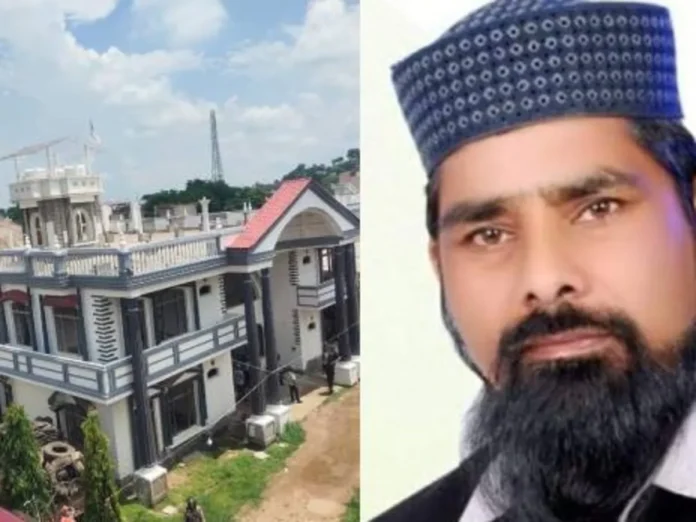 मध्य प्रदेश: 21 अगस्त को छतरपुर के सिटी कोतवाली थाने में हुए पथराव और पुलिसकर्मियों पर हमले के मुख्य आरोपी हाजी शहजाद अली को पुलिस ने आखिरकार गिरफ्तार कर लिया है। पुलिस ने आरोपी शहजाद अली को कोर्ट से 3 दिन की रिमांड पर लिया है। गिरफ्तारी के बाद, शहजाद को मेडिकल जांच के लिए जिला अस्पताल ले जाया