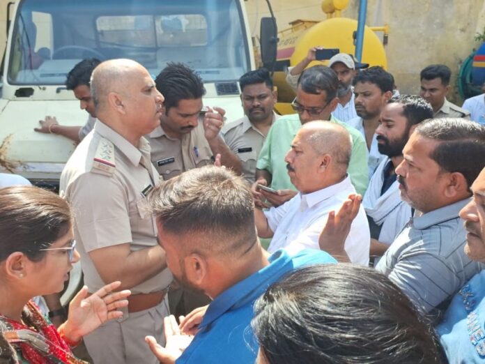 सीधी:-नगर पालिका की लापरवाही से तीन मवेशियों की मौत, गौ रक्षा दल ने किया प्रदर्शन