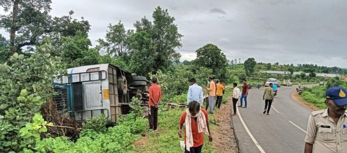 सीधी 11 सितंबर 2024: मध्य प्रदेश के सीधी जिले के टिकरी मार्ग पर एक गंभीर सड़क हादसा सामने आया है। इस हादसे में एक यात्री बस पलट गई,
