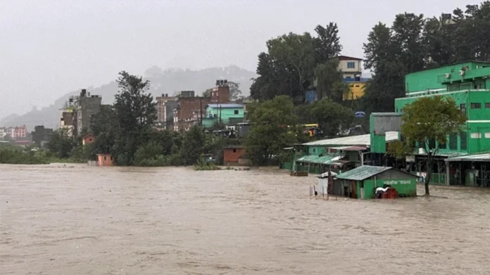 Flood:- देश की प्रमुख नदियों से छोड़ा गया लाखों क्यूसेक पानी