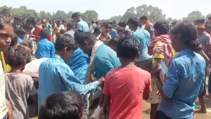 बिहार मुख्यमंत्री :- नीतीश को देखने नहीं, मछली लेने आए थे, सीएम के जाते ही लोग मछलियों पर टूट पड़े वीडियो वायरल