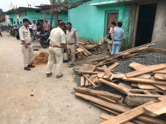 जंगल को काटकर सामान बना रहे थे, वन विभाग ने दबोचा