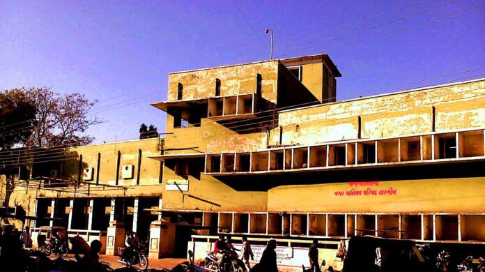 मध्य प्रदेश के खरगोन जिले के मोगरगांव गांव में एक निर्माणाधीन मंदिर का गुंबद ढहने से एक ठेकेदार की मौत हो गई और पांच मजदूर गंभीर रूप से घायल हो गए। यह हादसा सोमवार दोपहर बिस्टान थाना क्षेत्र में हुआ