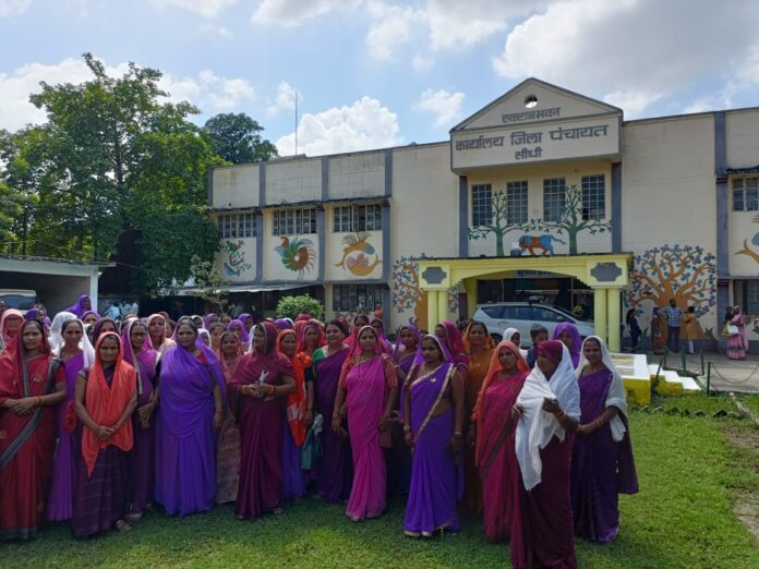 सीधी जिले के जिला पंचायत सीधी का आज सैकड़ो की संख्या में आशा कार्यकर्ताओं ने घेराव कर दिया