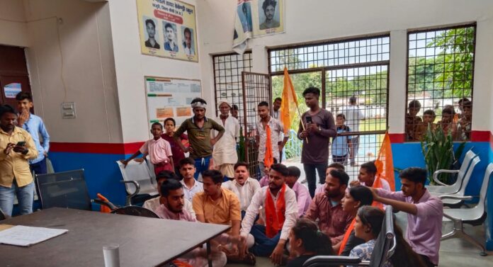 Sidhi News: अखिल भारतीय विद्यार्थी परिषद ने शासकीय विद्यालय का घेराव किया, स्वास्थ्य संकट पर जताया विरोध