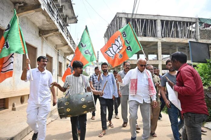 सांसद डॉक्टर राजेश मिश्रा ढोल नगाड़ों के साथ निकले, सदस्यता अभियान के लिए, की सैकड़ो सदस्यता