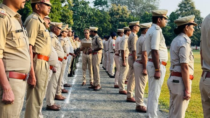 आगामी त्योहारों नव दुर्गा, दशहरा, और दिवाली के मद्देनजर कानून-व्यवस्था को सुदृढ़ रखने के लिए सीधी पुलिस ने आज पुलिस लाइन स्थित परेड ग्राउंड में एक सफल बलवा ड्रिल का अभ्यास किया।