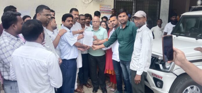 देवसर में अतिथि शिक्षकों पर लाठीचार्ज के विरोध में सौंपा गया ज्ञापन