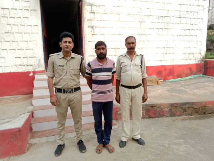 कमर्जी:- घर का दरवाजा तोड़कर चोरी करने वाले आरोपी 24 घंटे में किया गिरफ्तार, 80,000 रुपये का मशरुका बरामद