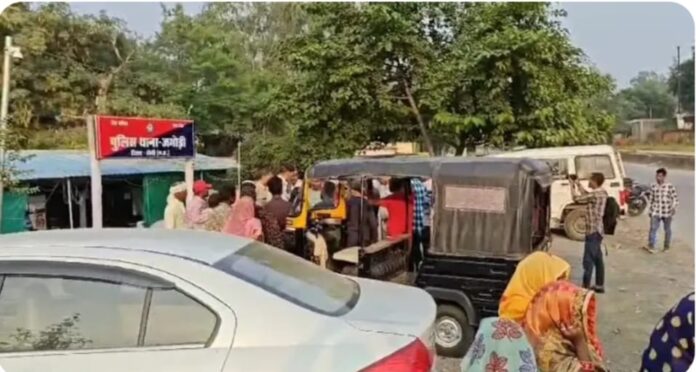 सीधी जिले में हंगामा, परिजनों ने बेटे की हत्या का आरोप लगाकर जमोड़ी थाना का किया घेराव