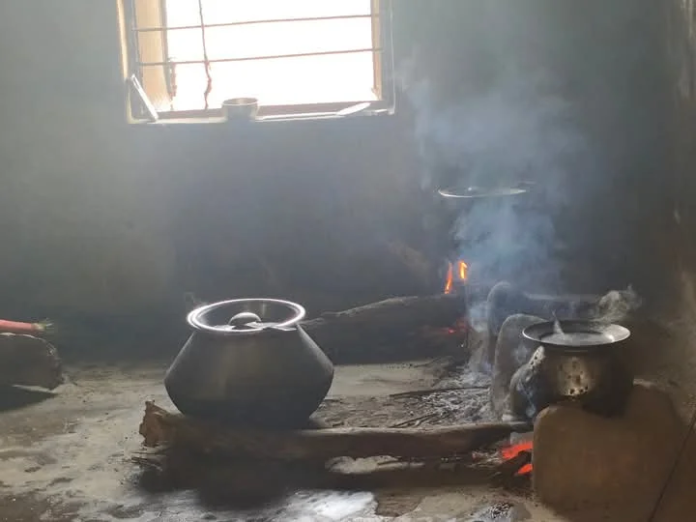 सीधी में मध्यान भोजन योजनाओं में अनियमितता, रसोइयों को गैस सिलेंडर तक नहीं मिल रहे