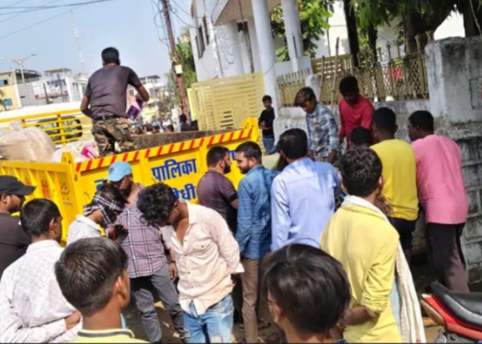 सीधी में अतिक्रमण हटाने की कार्रवाई: छोटे दुकानदारों का गुस्सा, प्रशासन पर पक्षपात के आरोप