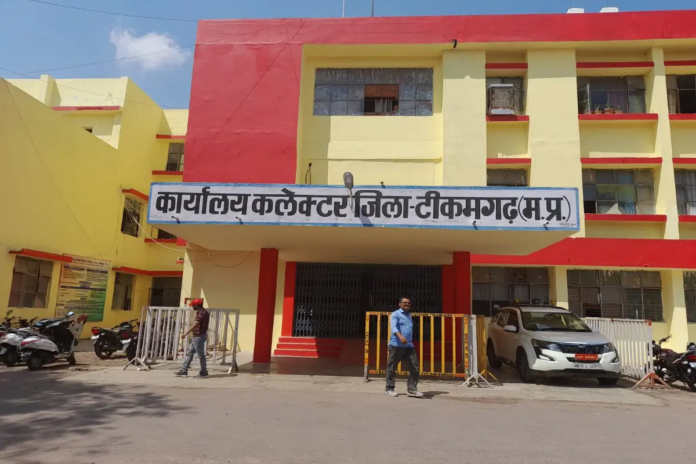 तीन वर्षों से अनुपस्थित शिक्षक को किया गया निलंबित, स्कूल ठेके पर चलाने का मामला