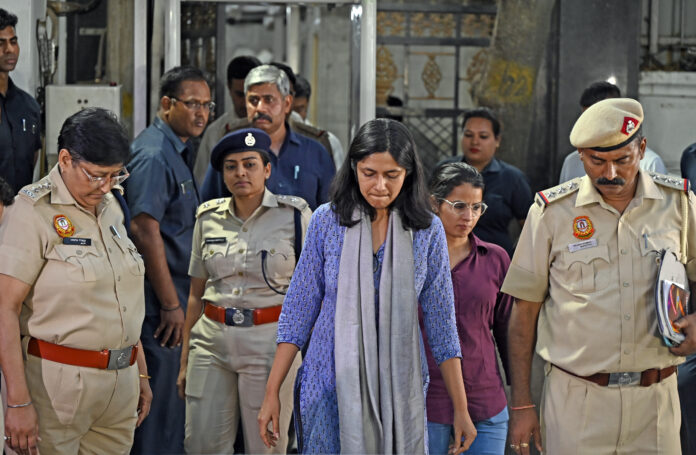 Swati Maliwal को लिया हिरासत में, दिल्ली पुलिस की बड़ी करवाई