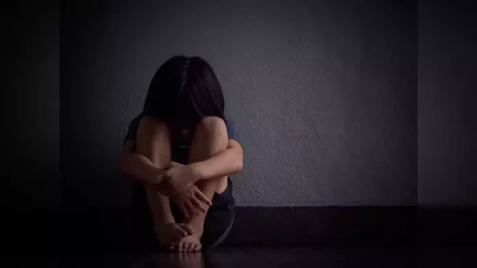 ठाणे:- परमानेंट करने के लिए टीचर से 6 लाख रुपये लिए, कई बार किया रेप