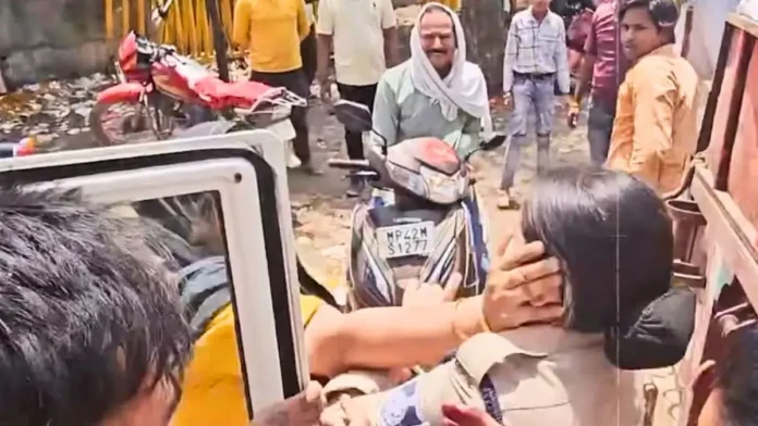 शाजापुर में अतिक्रमण हटाने पहुंची टीम पर हंगामा, युवती ने ड्यूटी पर तैनात महिला पुलिसकर्मी को जड़ा थप्पड़