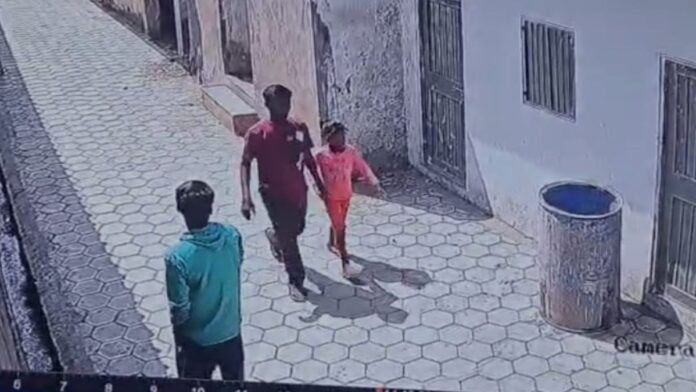 धार: पीथमपुर से लापता 7 वर्षीय बच्ची का अब तक नहीं चला सुराग, CCTV में दिखी संदिग्ध के साथ