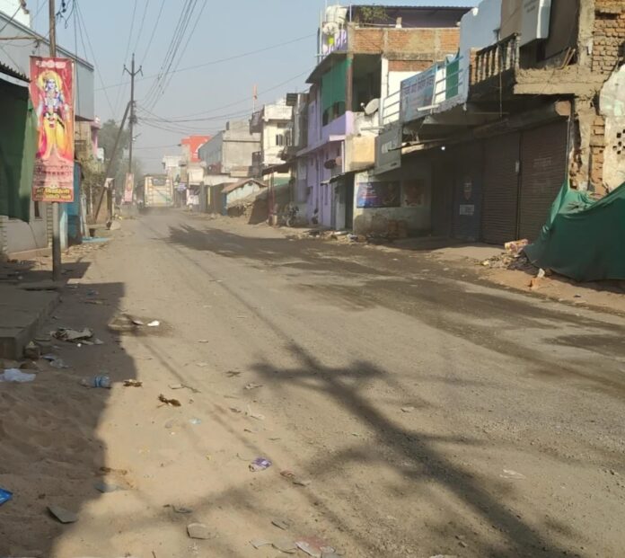 उमरिया जिले के बिरसिंहपुर पाली में राष्ट्रीय राजमार्ग 43 (NH 43) बदहाल स्थिति में पहुंच चुका हैसड़क पर गड्ढे और धूल का कहर बना जनता की परेशानी का कारण