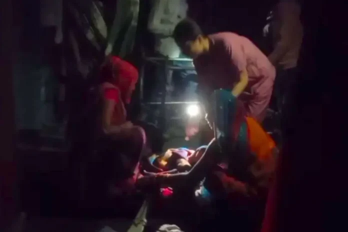सतना के अस्पताल में बिजली गुल, टॉर्च की रोशनी में करानी पड़ी डिलीवरी
