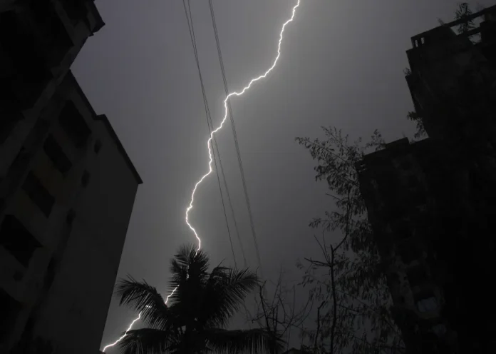 रीवा में आकाशीय बिजली का कहर: एक ही परिवार के तीन सदस्यों की मौत, बच्चा गंभीर