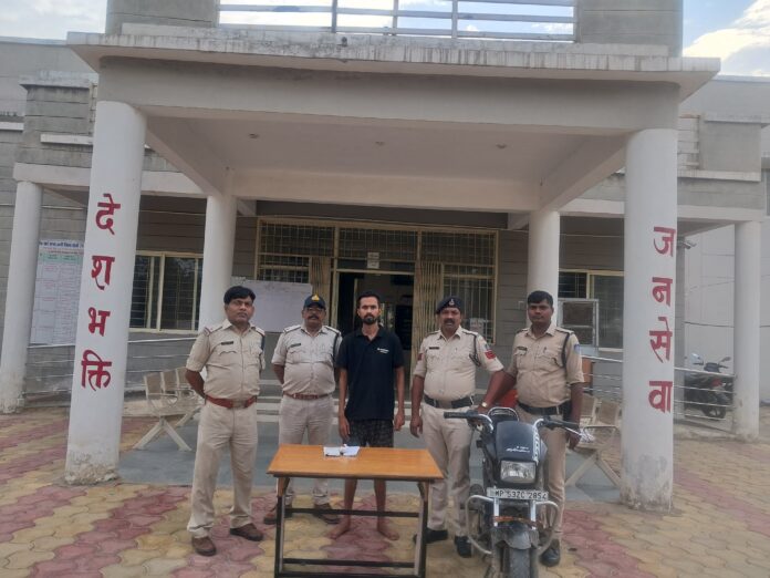 सीधी में 90 हजार रुपये की स्मैक के साथ युवक गिरफ्तार, विधि विरोधी बालक भी पकड़ा गया