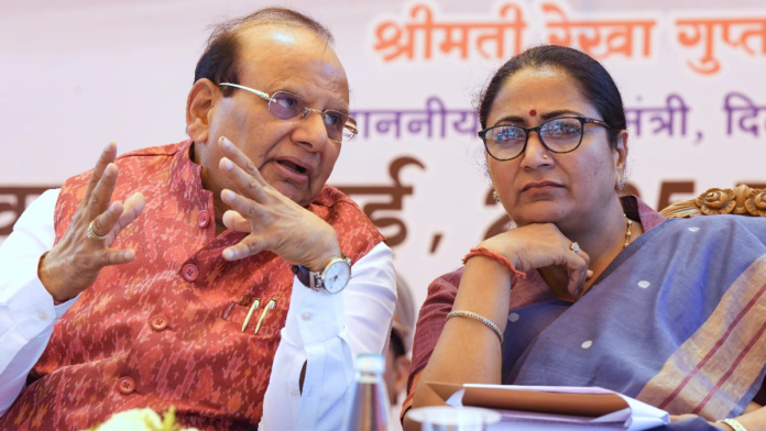 दिल्ली में रेखा गुप्ता सरकार का बड़ा प्रशासनिक फेरबदल: 42 अफसरों का तबादला