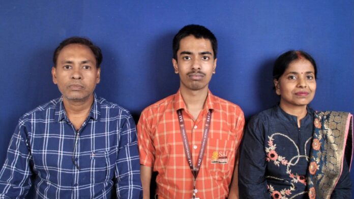 छोटे गांव से बड़ी उड़ान: दुकानदार के बेटे हिमांशु ने CBSE 12वीं में हासिल किए 98.6% अंक