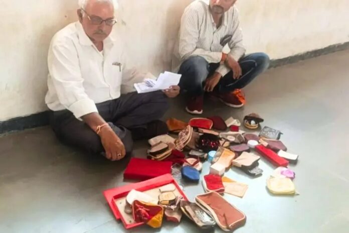 मऊगंज में चोरी के खिलाफ अनोखा विरोध, खाली गहनों के डिब्बे लेकर SP ऑफिस पहुंचे पीड़ित