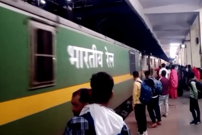 चलती ट्रेन का इंजन फेल, गर्मी में घंटों फंसे रहे यात्री