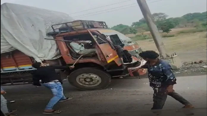 रतलाम टोल पर ट्रक ड्राइवर की बेरहमी से पिटाई, वीडियो वायरल होते ही पुलिस ने की कार्रवाई