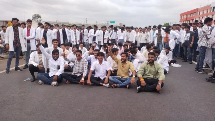 देवास मेडिकल कॉलेज में घुसा अज्ञात युवक, MBBS छात्रा से दुष्कर्म की कोशिश – छात्रों का फूटा गुस्सा, हाईवे किया जाम