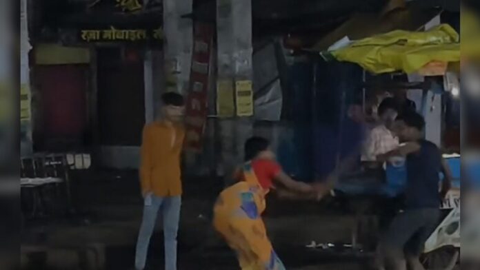 सीधी में महिला ने युवक को लाठियों से पीटा, वीडियो वायरल, पुलिस जांच में जुटी