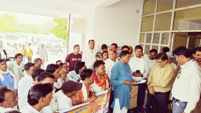 श्योपुर में रोजगार सहायकों का फूटा ग़ुस्सा: वेतन कटौती और प्रताड़ना से नाराज़, सीएम के नाम सौंपा ज्ञापन