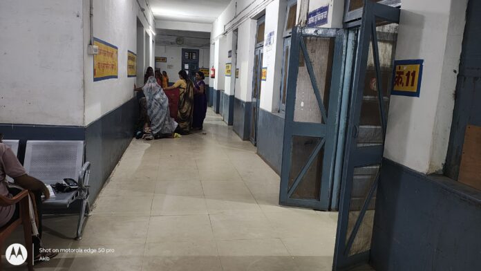 दमोह: अस्पताल के फर्श पर महिला ने दिया बच्चे को जन्म, न डॉक्टर पहुंचे, न बेड मिला