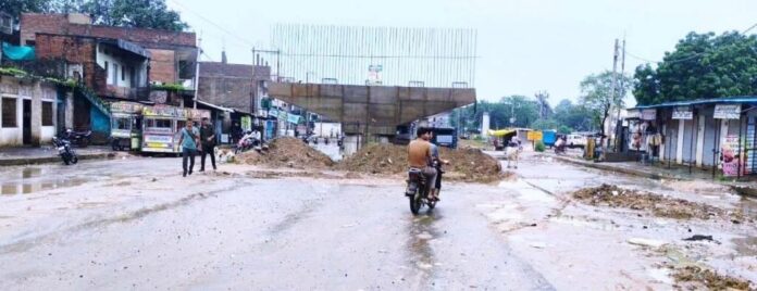 बरगवां ओवरब्रिज बना सिरदर्द, व्यापार चौपट – 26 महीने बाद भी अधूरा निर्माण, आमजन बेहाल
