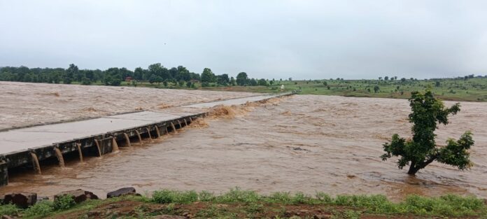 सीधी में गोपद नदी उफान पर: खर्रा घाट पुल दो घंटे रहा जलमग्न, हजारों लोगों की आवाजाही थमी