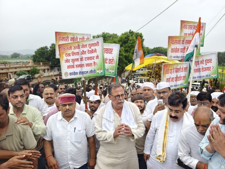 चुरहट में जन अधिकार आंदोलन: बारिश भी नहीं रोक पाई जनता की हुंकार, अजय सिंह बोले – “अब अन्याय नहीं सहेंगे”