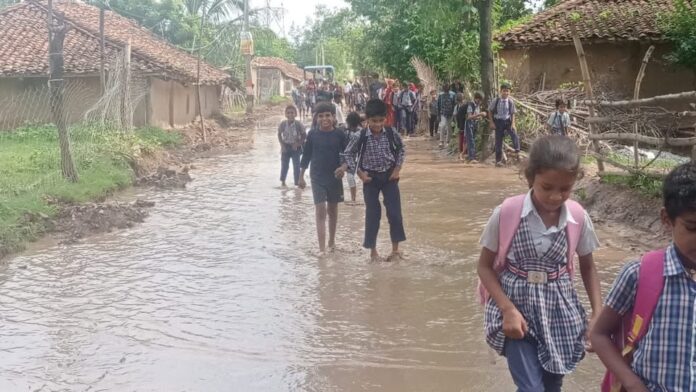 बरिगमा की जलभराव सड़क बनी मासूमों के लिए मौत का रास्ता, प्रशासन अब जागने की बात कर रहा है