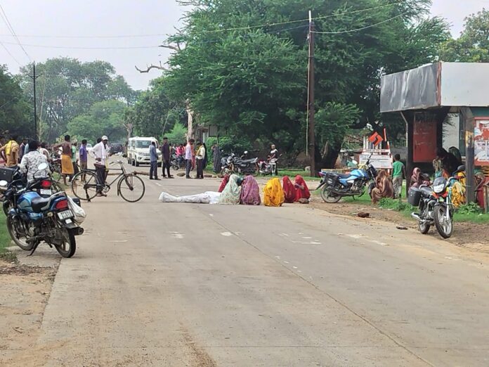 सिंगरौली में सड़क हादसे के बाद बवाल: आदिवासी वृद्ध की मौत पर परिजनों ने गोड़बहरा में किया चक्काजाम