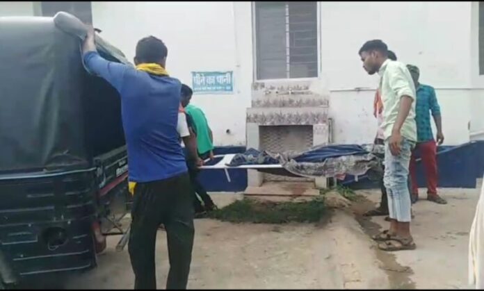 सीधी:- बच्ची की मौत के बाद शव वाहन नहीं मिला, समाजसेवी ने चंदा इकट्ठा कर शव पहुंचवाया घर