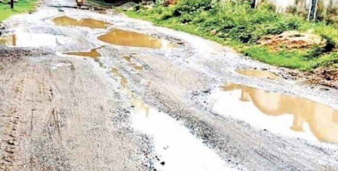 सिंगरौली में मेडिकल कॉलेज रोड बनी जानलेवा चुनौती,गड्ढों में तब्दील सड़क से लोग परेशान