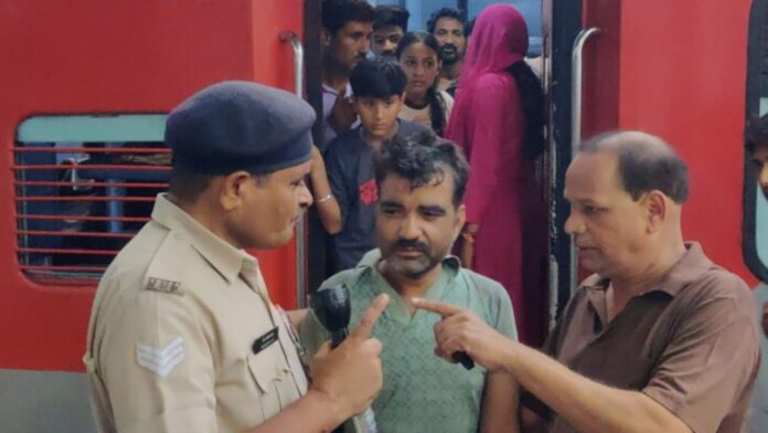 ट्रेन में अस्थियों की चोरी! बीजेपी नेता ने रंगे हाथ पकड़ा चोर, यात्रियों ने की पिटाई